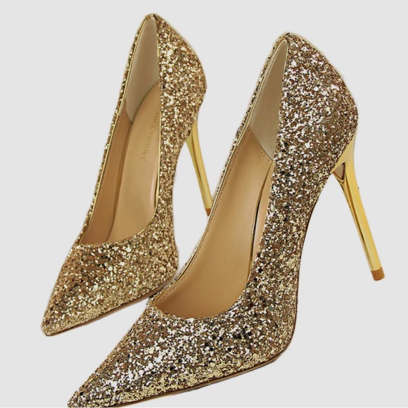 Guess Shoes - ⭐️HP⭐️GUESS Gold Stilettos (7.5)